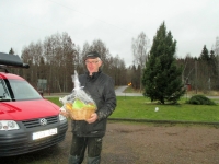 09.Bengt får en present för han troget ställer upp med traktor och skogskran varje år.
